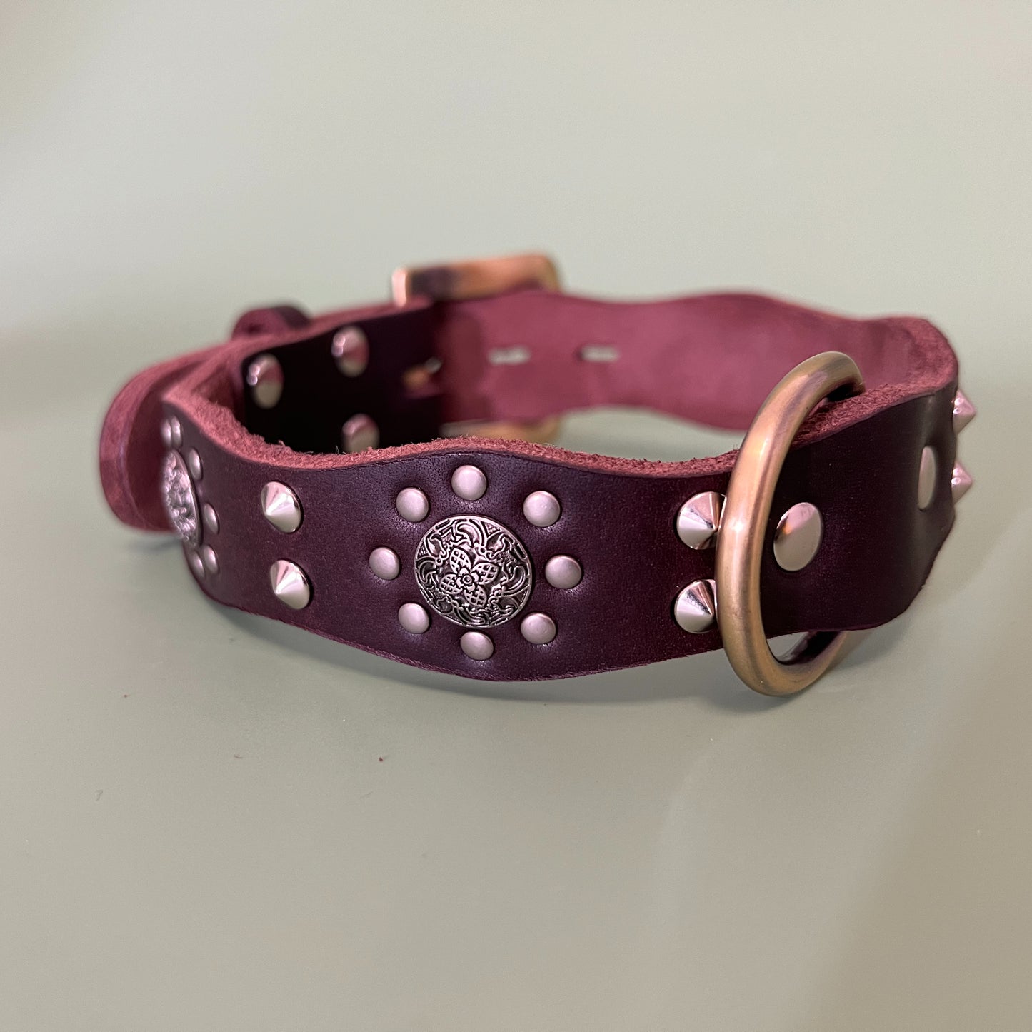 Vintage genuine leather dog collar, rivet pet collar, thickened and widened top layer cowhide material, suitable for medium and large dogs