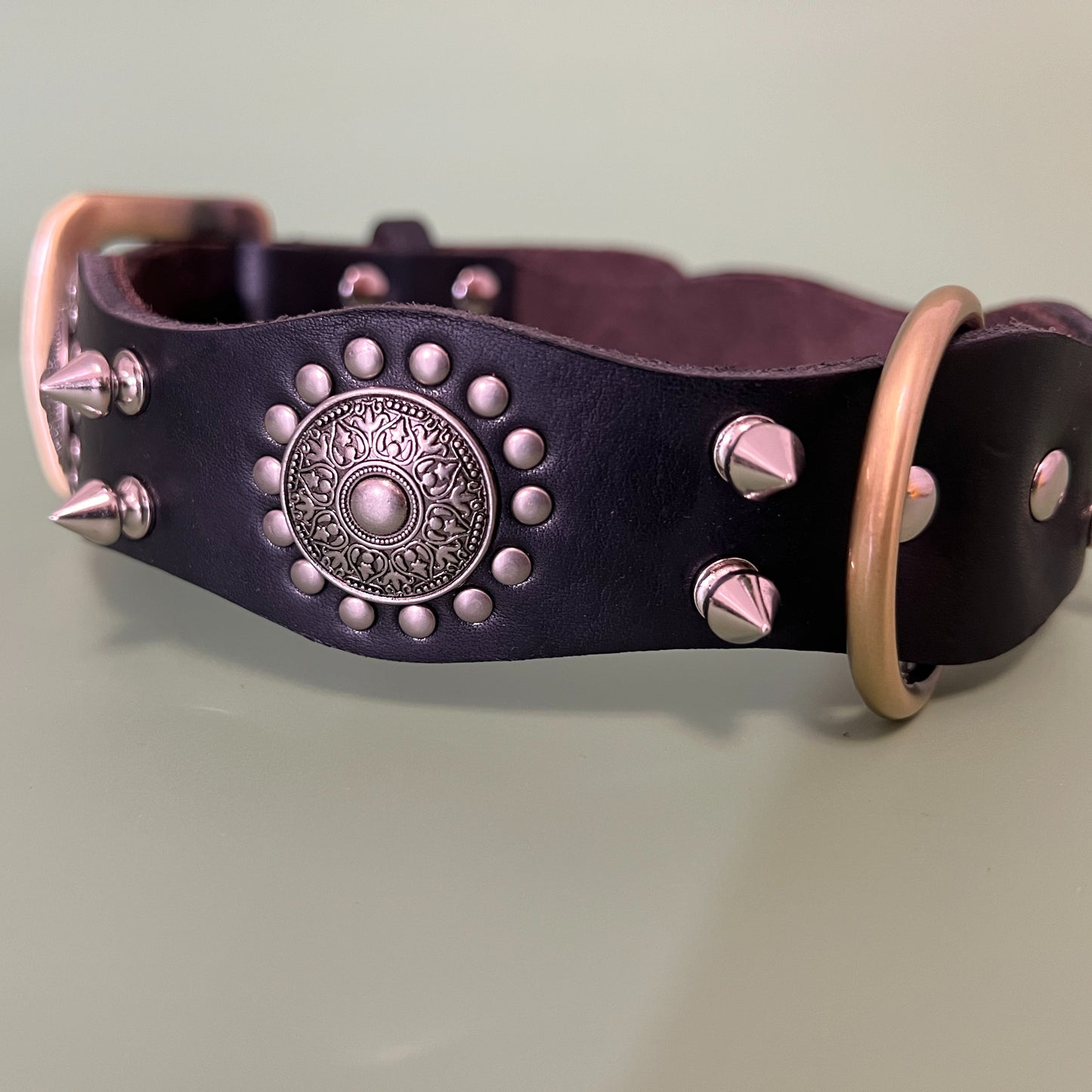 Vintage genuine leather dog collar, rivet pet collar, thickened and widened top layer cowhide material, suitable for medium and large dogs
