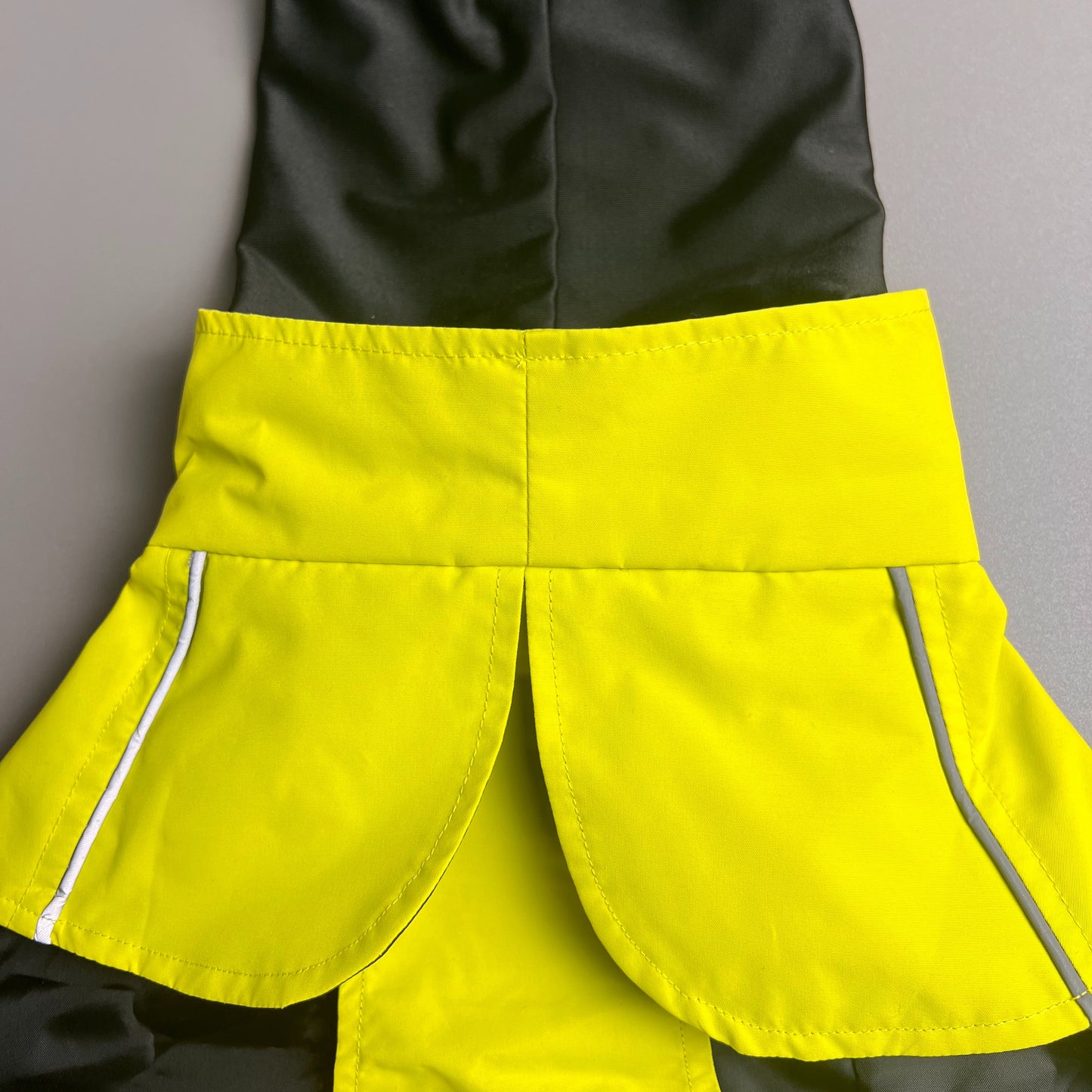 Waterproof Dog Raincoat – Lightweight Cape Design for Small to Medium Dogs – Reflective Strips, Adjustable Fit
